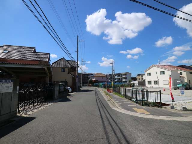 区画の整った一戸建てが多く立ち並び、すっきりした印象の街並み。