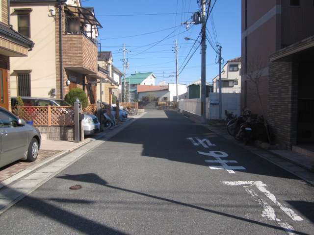 町の中央部を西方向から見た景色。道幅はやや狭い街路が多いです。