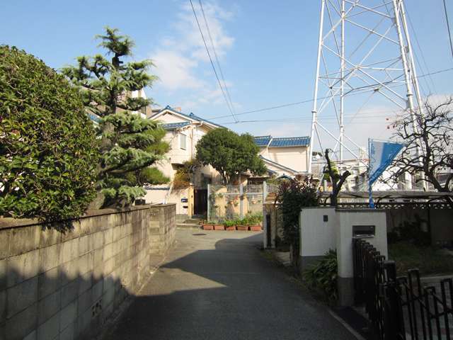 一部道幅が狭く、入り組んだ場所もありますが、生垣のある家が多い閑静な住環境が魅力です。