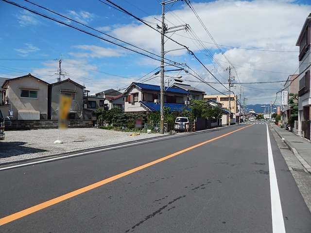 一戸建てが中心に立ち並ぶ静かな町。地勢は平坦なため、自転車での移動も楽にできます。