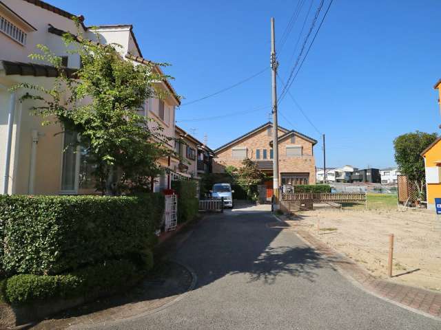 入り組んだ印象の街並みで、一戸建てが中心に立ち並んでいます。