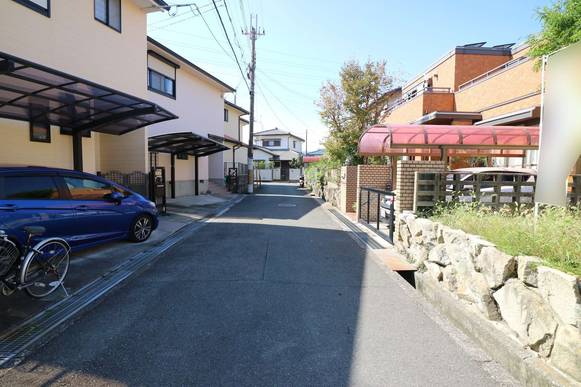 生垣や植栽のある家が多く、緑豊かな印象の街並みです。