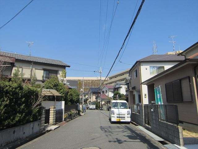 一戸建てやマンションなどが混在しています。