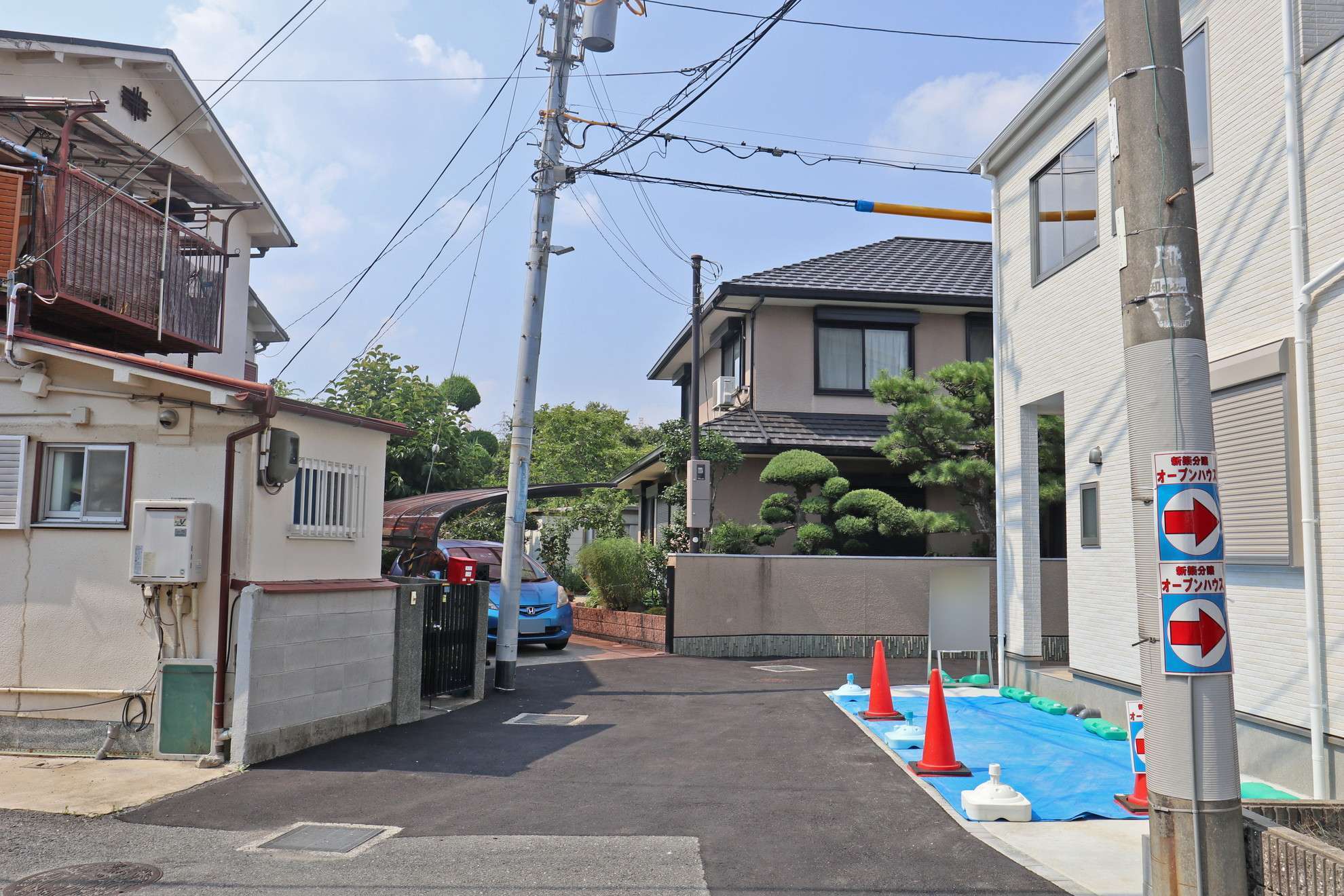 やや入り組んだ街並み。