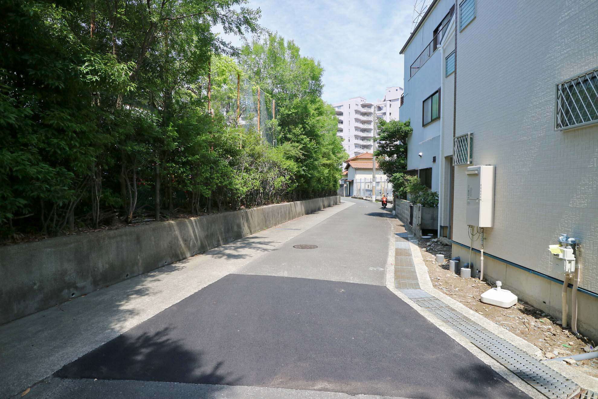 町中に学校が複数あります(写真左)。