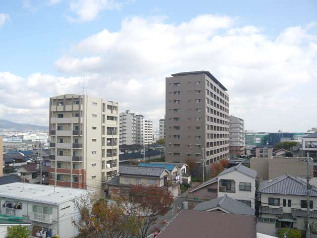 JR「伊丹」駅西側に広がる住宅地で、昔ながらの一戸建てとマンションが混在しています。