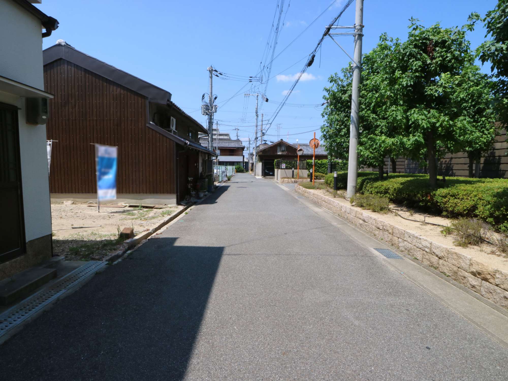 地勢は平坦。県道99号線と県道13号線がすぐ近くを走り、県道から一本中に入ると道幅は狭く入り組んだ昔ながらの街並み。