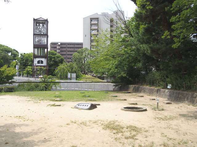 『有岡城跡』。黒田官兵衛にゆかりのある有岡城。現在では歴史性を重視した多目的ゾーンとして、市民の憩いの広場となっています。