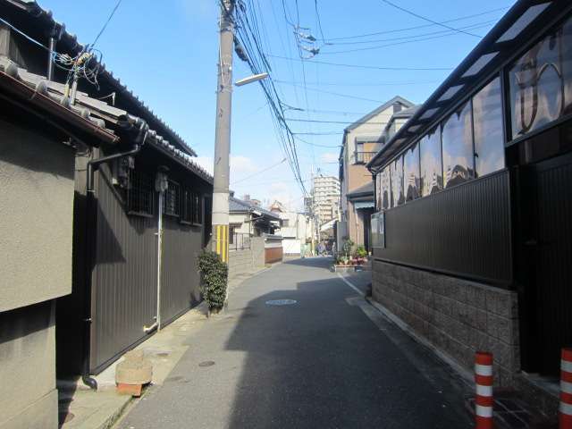 町の中央部を南方向から見た景色。昔ながらの街並みが残っています。