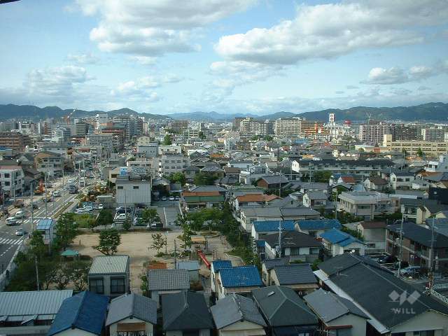 第1種住居地域に指定され、一戸建てやマンションなどが混在しています。