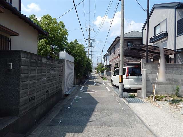 道幅は狭いですが、区画が整っており、すっきりした印象の街並み。