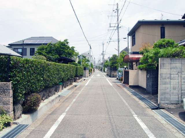 生垣のある家が多く、緑豊かで落ち着いた雰囲気の住宅街。