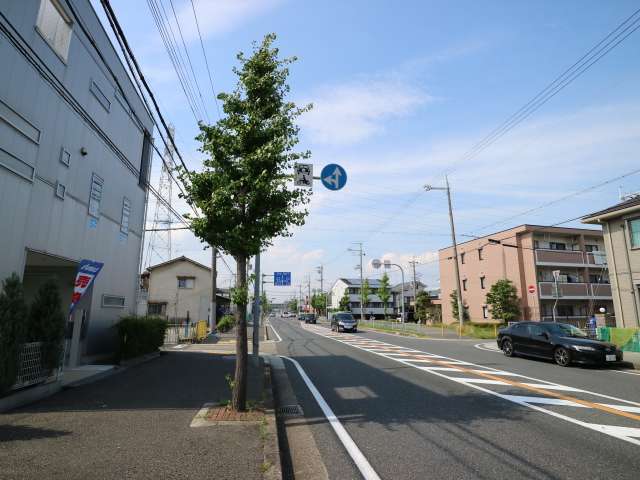 町を南北に走る主要道路。尼崎市や伊丹市の中心部へアクセスできます。