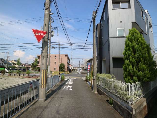 県道142号線から一本中に入ると、道幅が狭く、一方通行の道が多くなります。