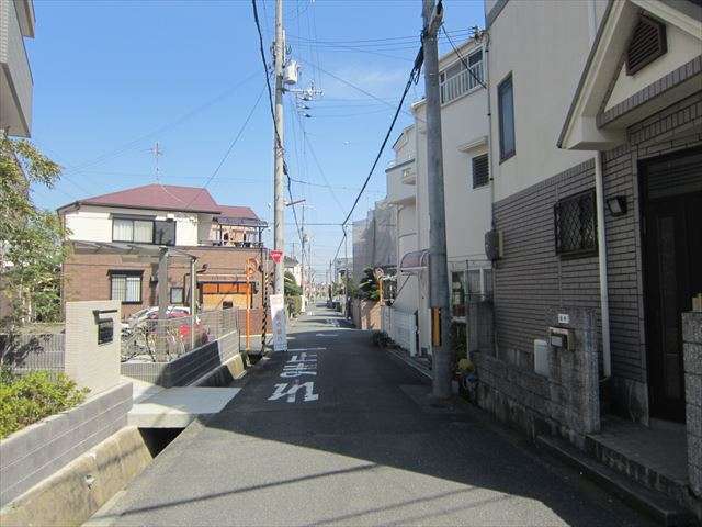 町の西部を西方向から見た景色。道幅は狭いですが、区画が整った街路沿いに一戸建てが並んでいます。