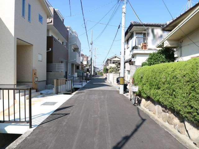 生垣や植栽が手入れされた住宅が多く緑豊かです。