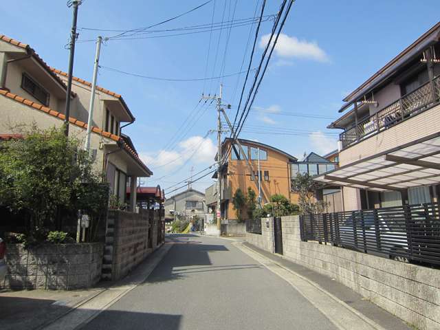 一戸建てやマンション、ハイツなどが混在しています。