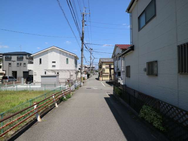 町の西部を西方向から見た景色。直線的な街路沿いに一戸建てが多く並んでいます。