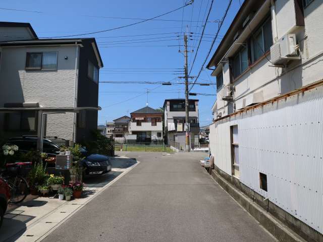 マンションなどの高い建造物が少なく、日当たり良好です。