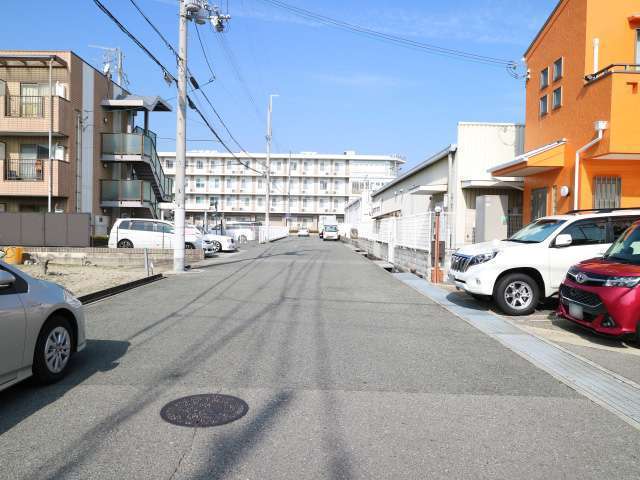 一戸建ての他に、店舗や事務所、工場などが混在する街。