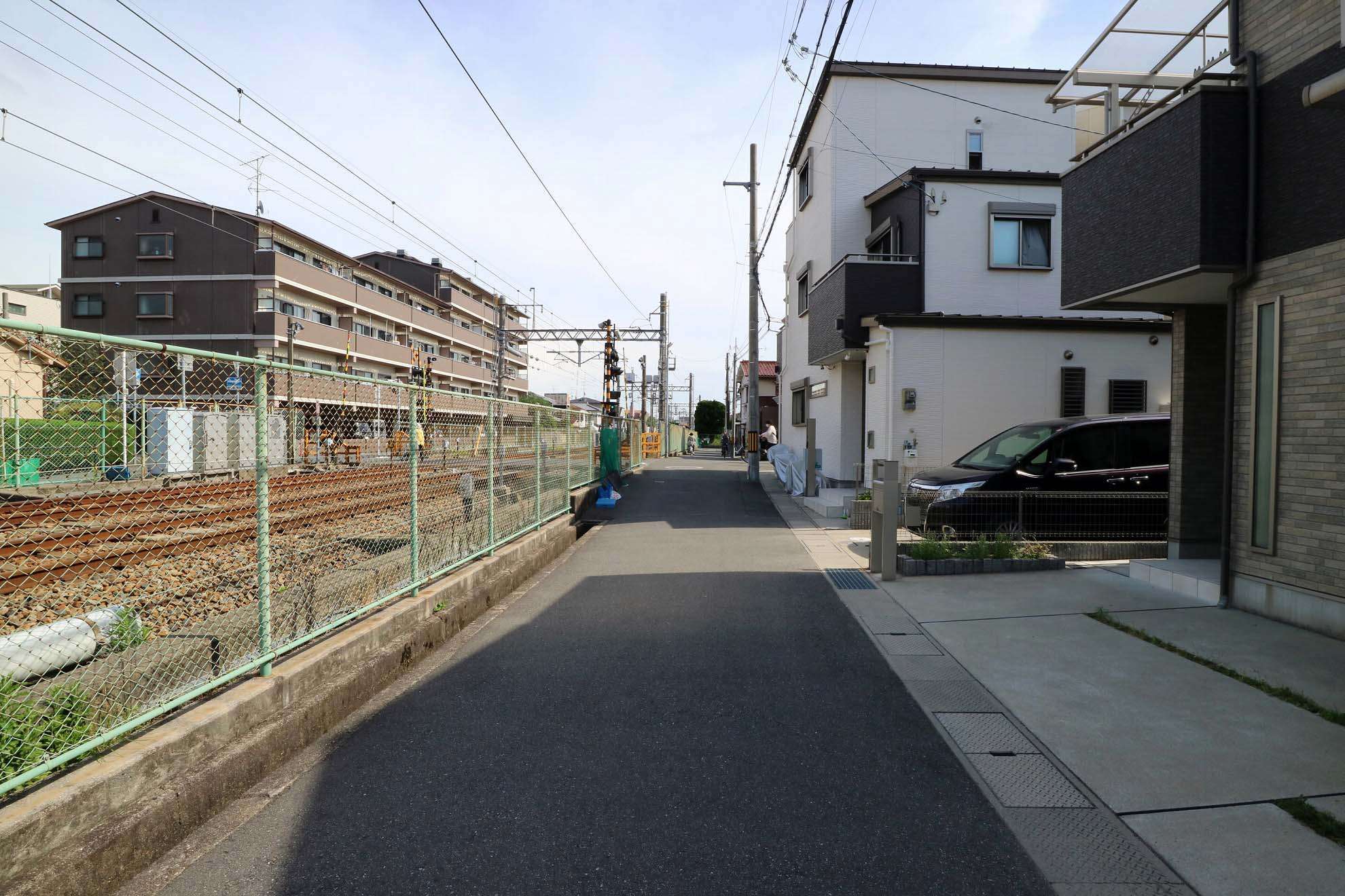街の東側には阪急伊丹線の線路が通っています。