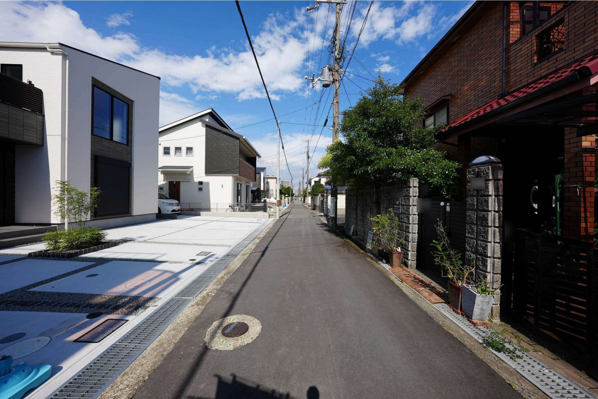 直線的な街路沿いに一戸建てが並んでいます。