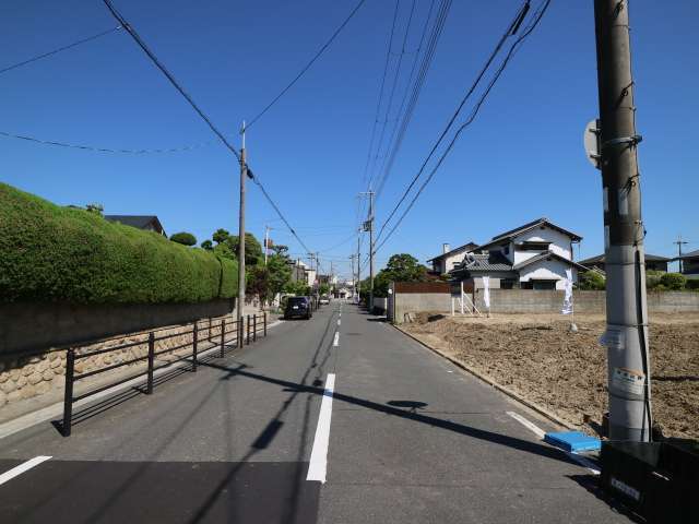 生垣のある家が多く、緑豊かな街並みが続きます。
