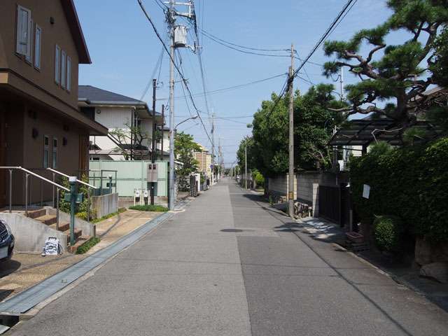一戸建てが整然と建ち並ぶ閑静な住宅街。道幅も広く、ゆったりとしています。