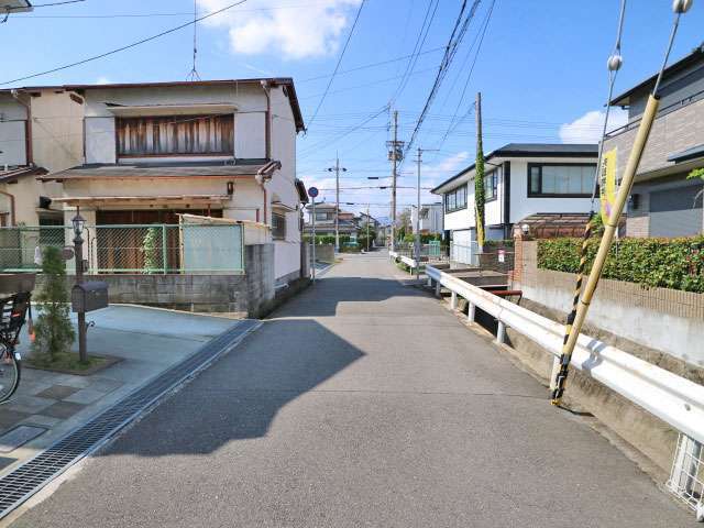 敷地の大きな邸宅が立ち並ぶ閑静な住宅街。