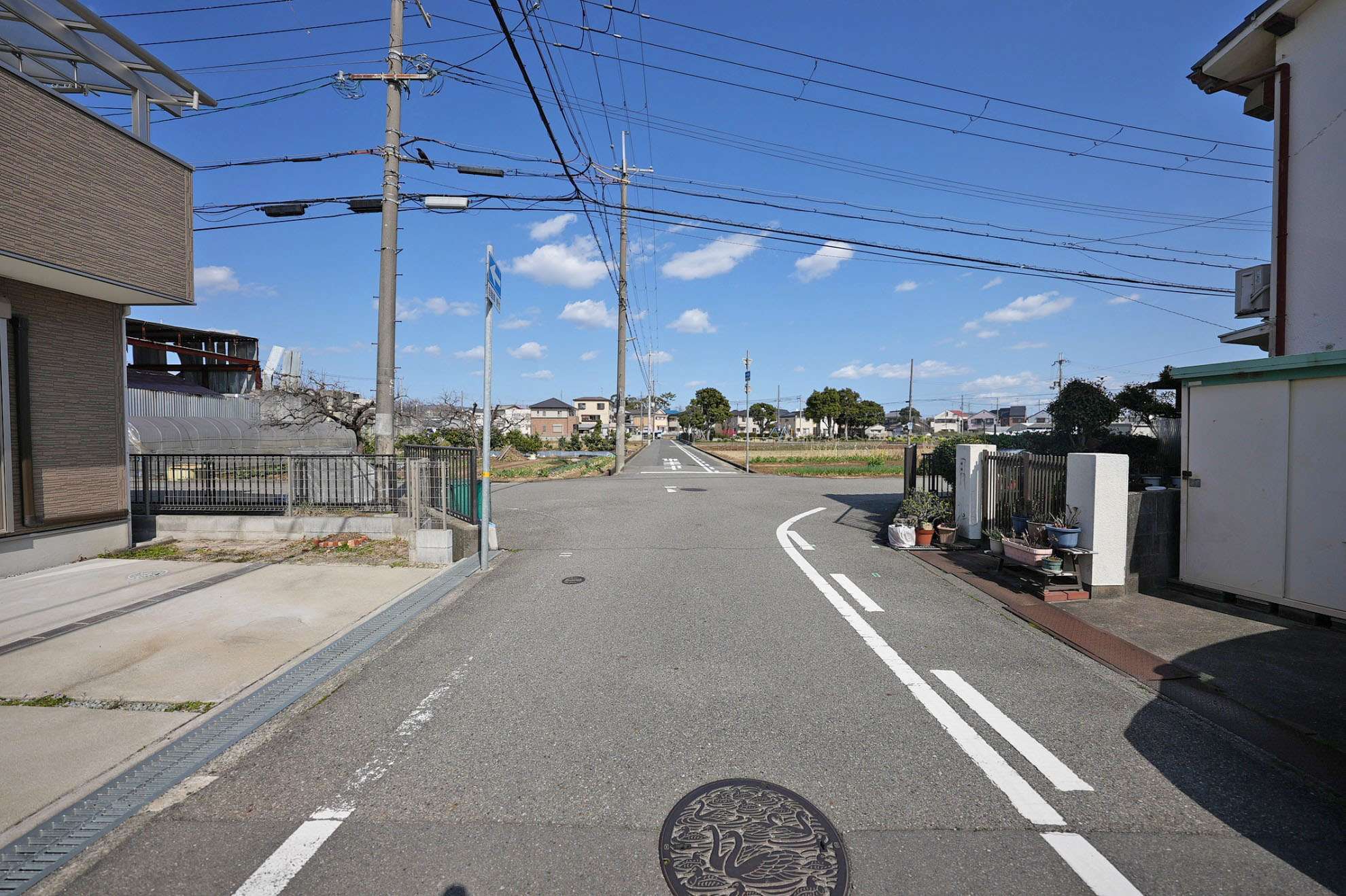 田畑が残る、のどかな雰囲気の街並みです。