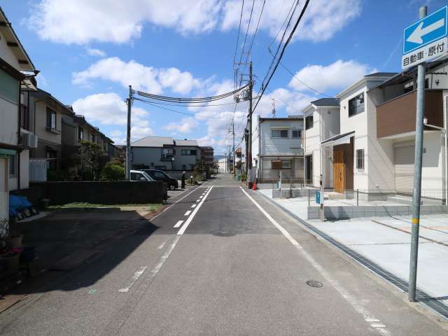 町の北部を東方向から見た景色。直線的な街路になっており、遠くの景色までよく見えます。