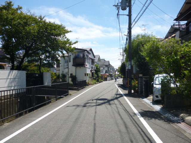 生垣のある家や田畑が多く、緑豊かで閑静な住環境が魅力。