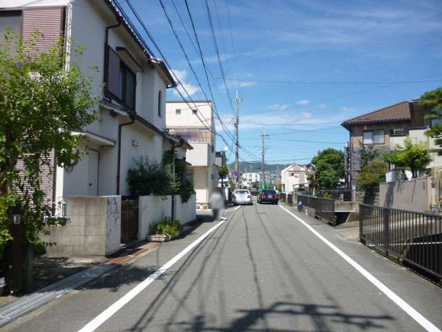 中高層住居専用地域に指定され、一戸建てやアパートなどが混在しています。