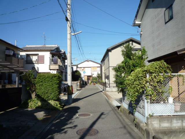 道幅は狭くやや入り組んでいますが、地勢は平坦です。