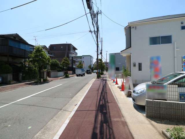 駅までの道のりは平坦で、区画が整っています。