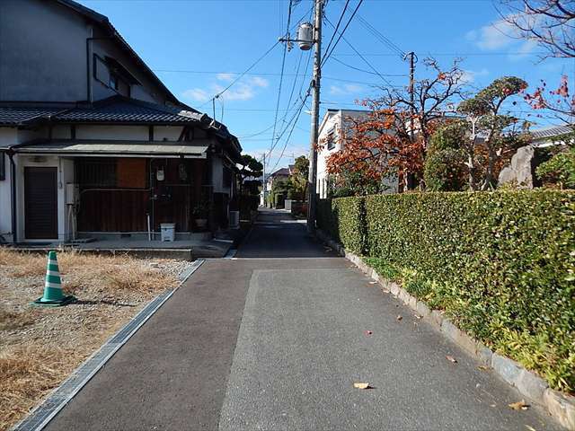 町の北東部を東方向から見た景色。歴史を感じられる街並みも残っています。