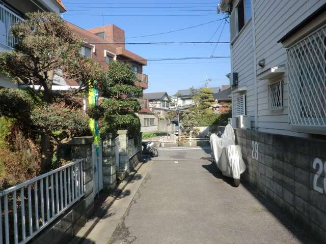 町の北部を南方向から見た景色。緑豊かな住居が多いです。