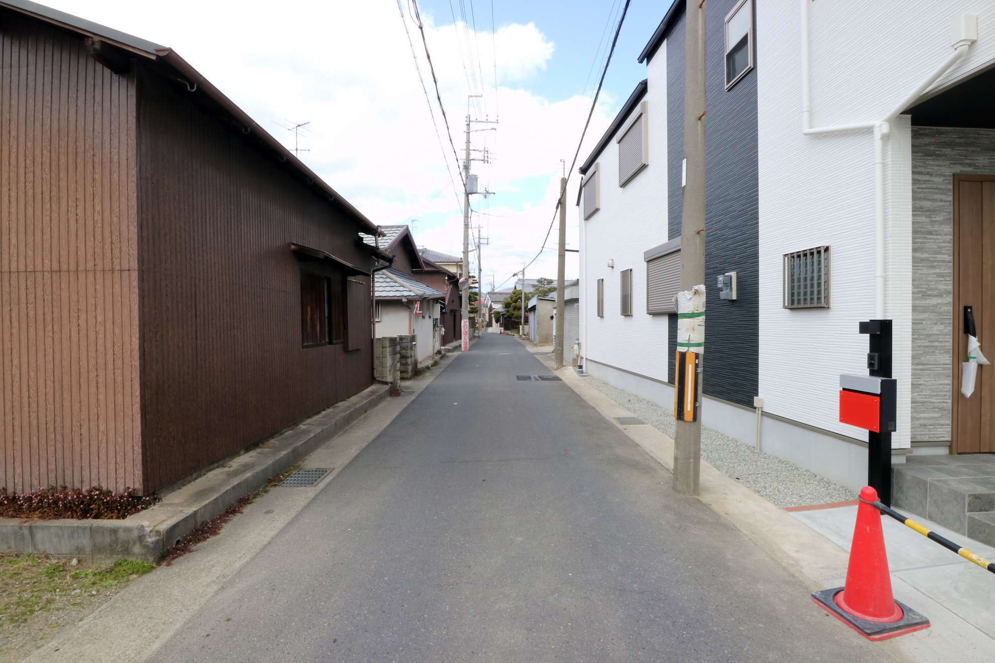 道幅は狭く、入り組んだ地勢。