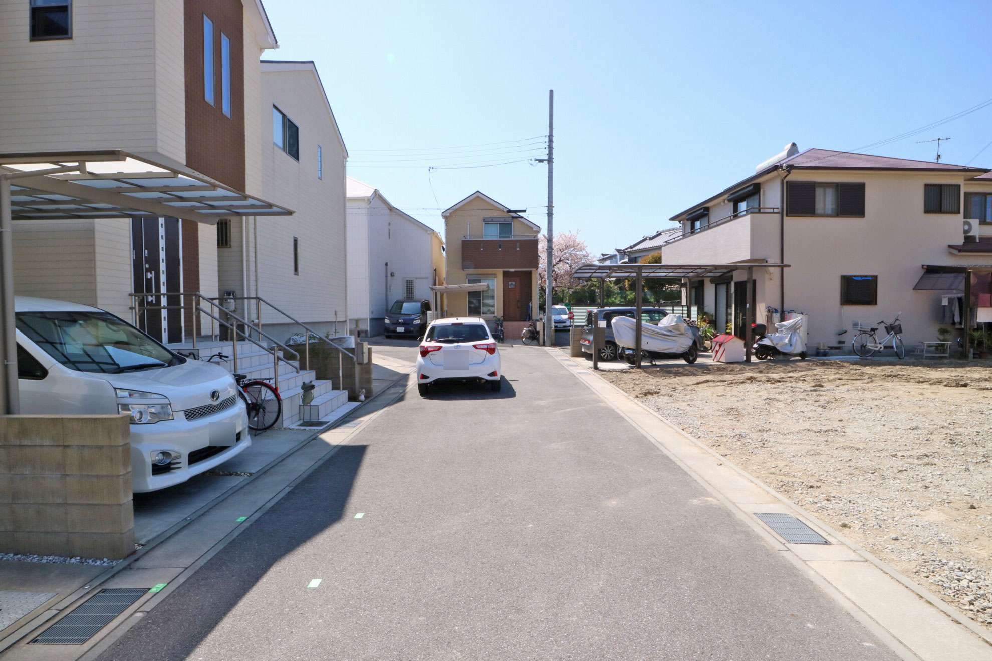 比較的新しい一戸建てが立ち並ぶエリア。写真右側も新しい分譲地です。