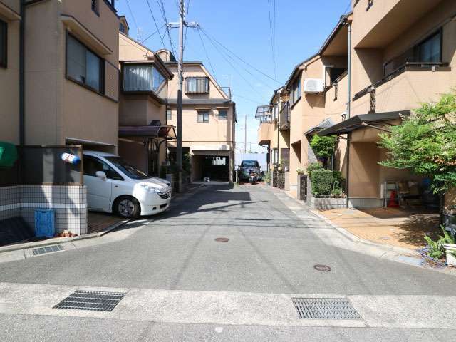 道幅が狭く一方の通行の道路が多いです。