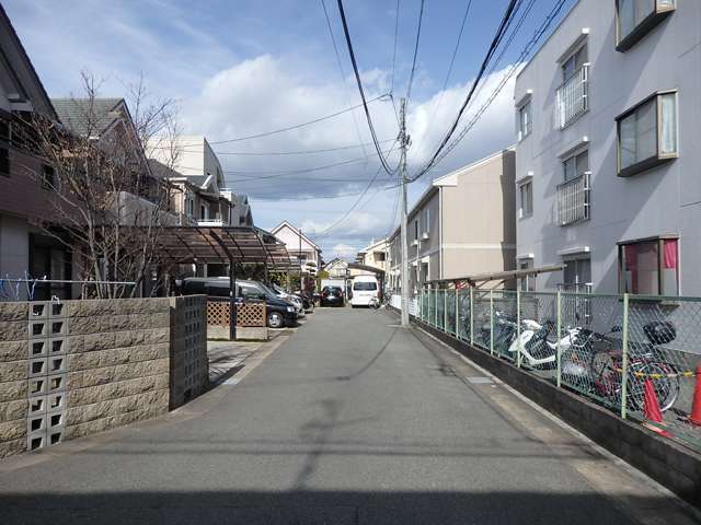 町の南西部を西方向から見た景色。一戸建てやアパートが混在しています。