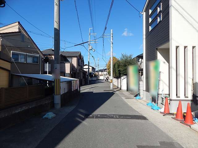 地勢は平坦、道幅は狭くやや入り組んだ雰囲気の街並みです。