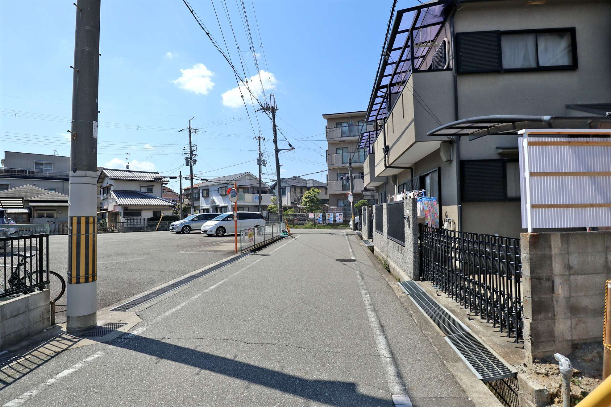 駅からの道のりはゆるやかな坂道。一部道幅の狭い場所もあります。一戸建てが中心に建ち並ぶエリアです。