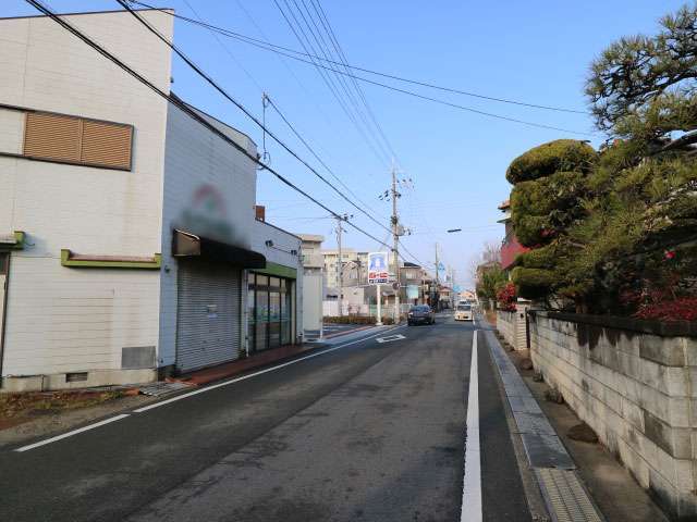 主要道路を外れると、道幅が狭く入り組んだ昔ながらの街並みです。