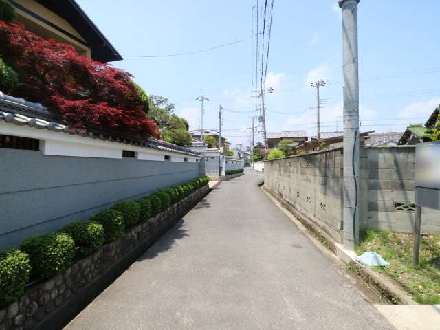 昔ながらの戸建が立ち並ぶ落ち着いた雰囲気の街並み。