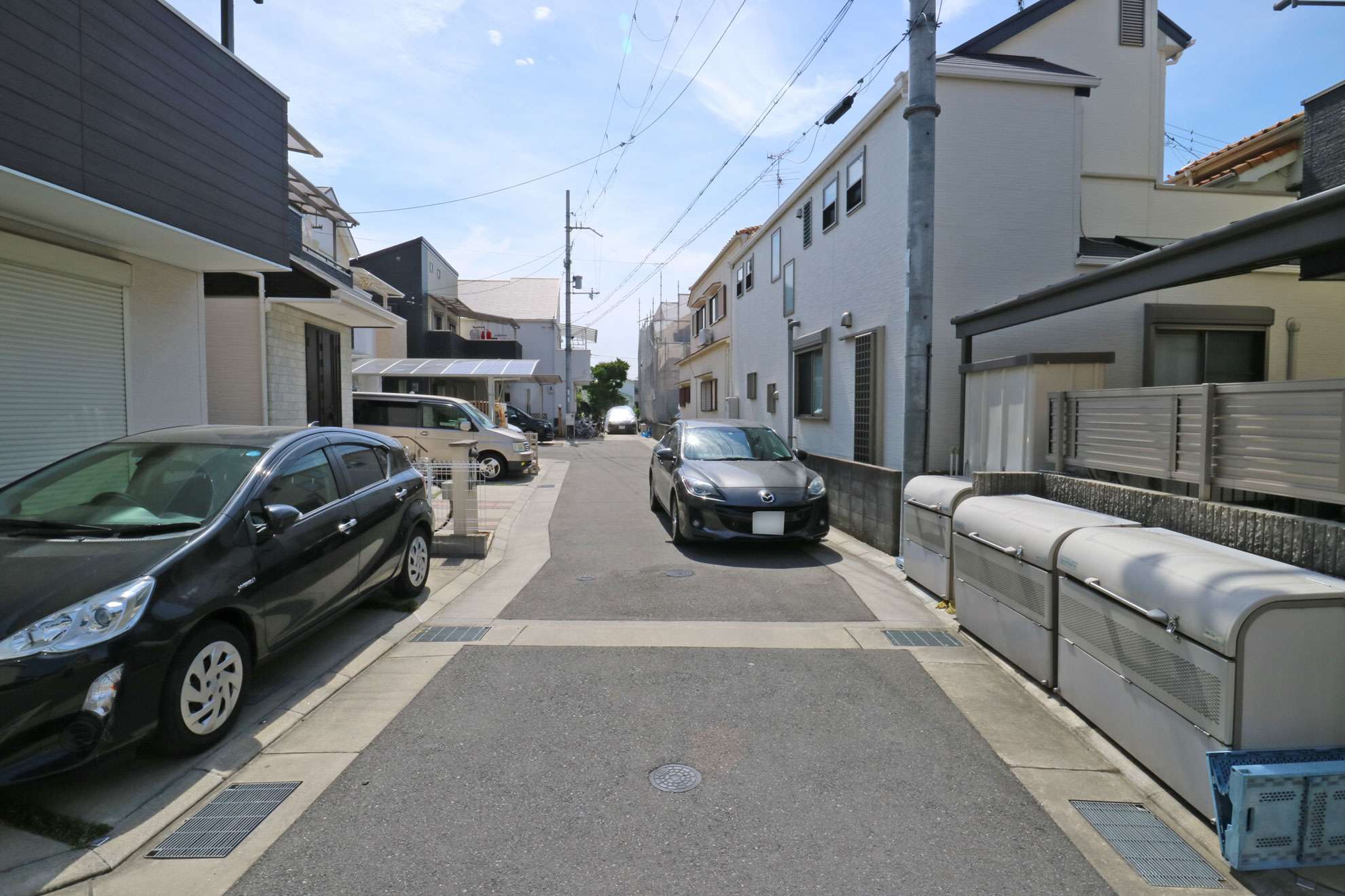 道幅は狭く入り組んでいます。