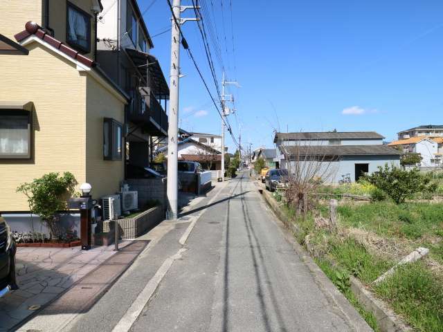 田畑が混在するのどかな雰囲気の街並みです。