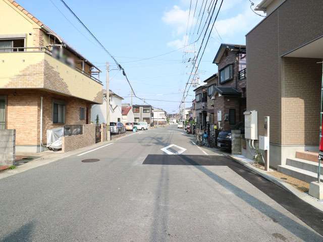 第1種中高層住居専用地域に指定され、一戸建てが中心に立ち並んでいます。
