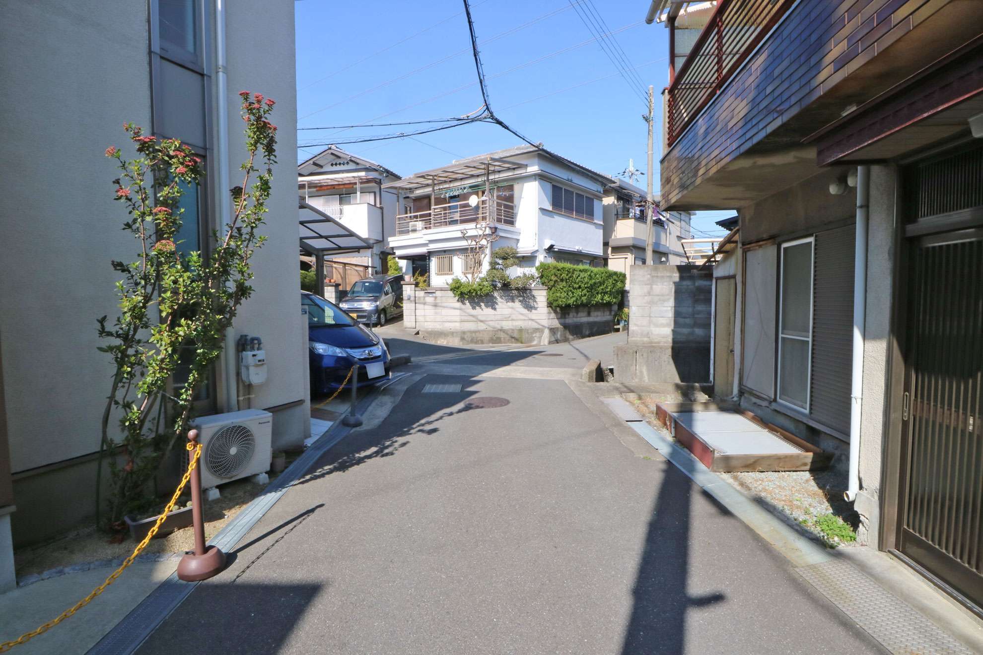 一戸建てが中心に立ち並ぶ街並み。地勢はほぼ平坦です。