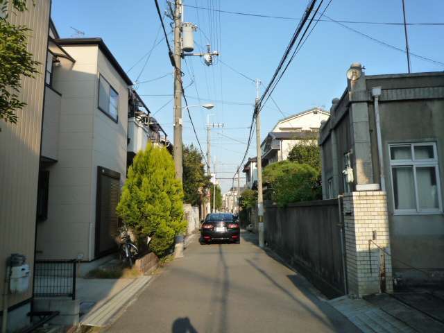 周囲の道幅は狭いですが、車の通りが少ない閑静な住宅街です。